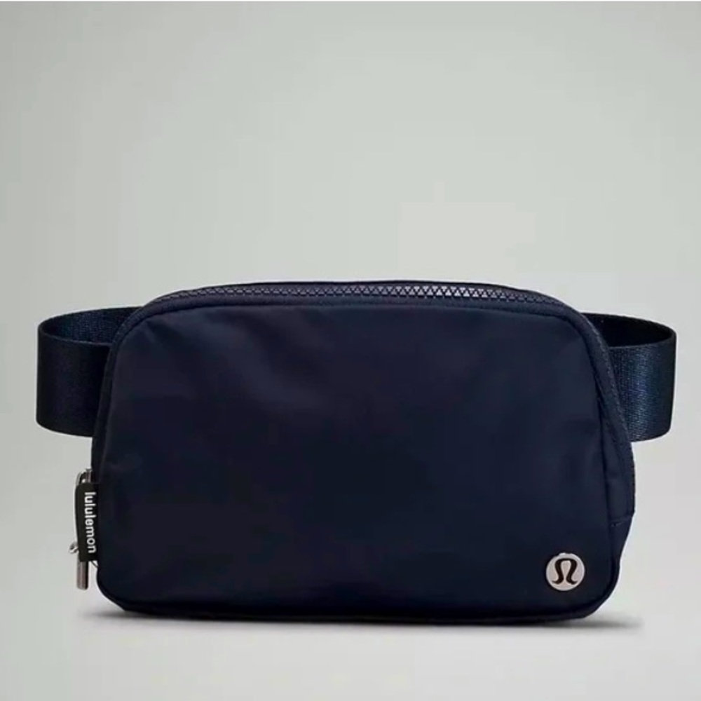 True Navy Lululemon everywhere belt bag - NWT